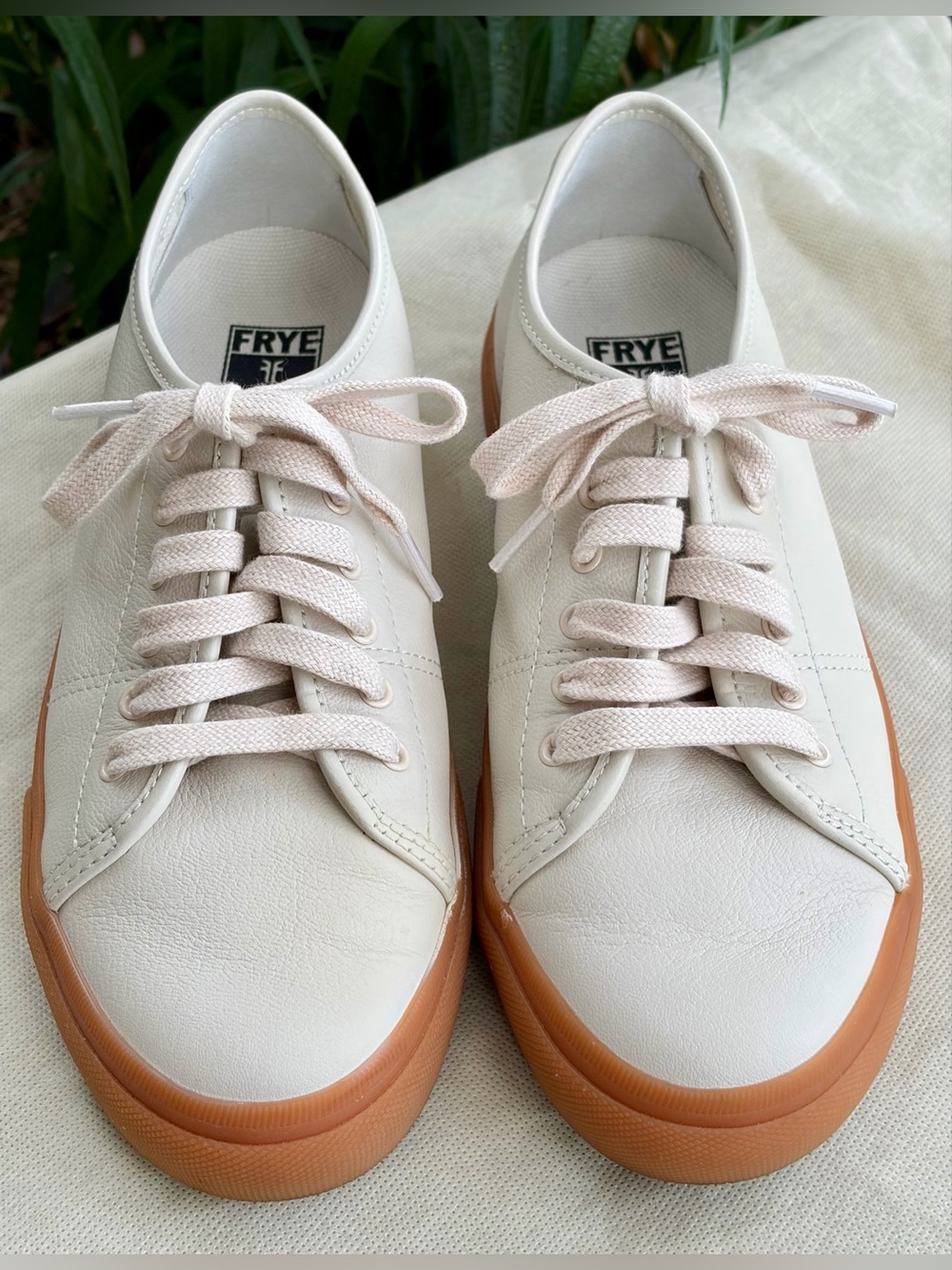 NEW FRYE “GIA LOW LACE” Ladies Size 7.5 Cream Leather Sneakers with Gum Sole